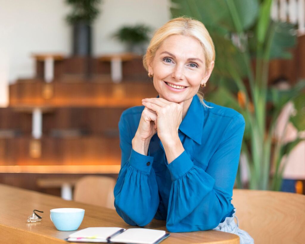 Eine Frau, die dankbar über die Chancen der Selbständigkeit ist